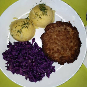 kotlet mielony z czerwoną kapustą