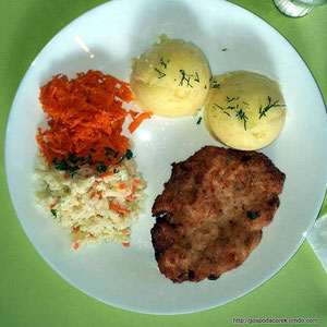 kotleciki pożarskie (drobiowe ) z ziemniakami i białą kapustą