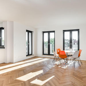 helle Räume durch fast bodentiefe Fenster
