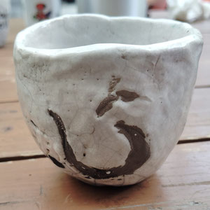 Becher mit japanischer Kalligrafie