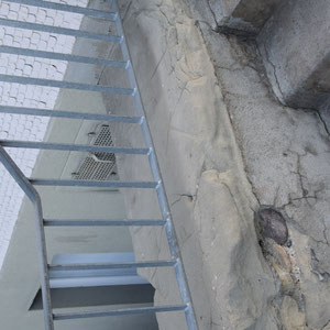 Schulhaus Feimettigen, Sockel ersetzen in Berner Sandstein, André Iseli Steinmetz