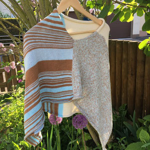 Poncho "Cappuccino am Meer" / Farbzusammenstellung sowie Poncho gestrickt und fotografiert von Beate Germer