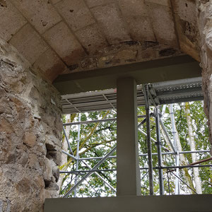 Jagdburg Höfen, Rundbogen in Tuffstein, Einfassung und Bänke in Berner Sandstein André Iseli Steinmetz