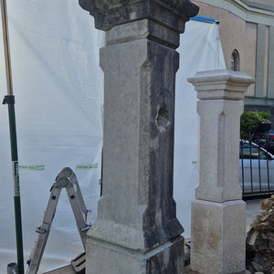 Postament in Kalkstein