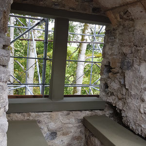 Jagdburg Höfen, Rundbogen in Tuffstein, Einfassung und Bänke in Berner Sandstein André Iseli Steinmetz