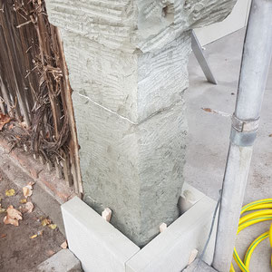 Sockel aus Berner Sandstein ersetzen, André Iseli Steinmetz