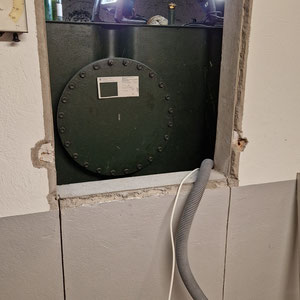 Durchbruch durch Betonwand