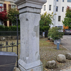 Postament in Kalkstein