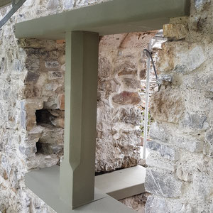 Jagdburg Höfen, Rundbogen in Tuffstein, Einfassung und Bänke in Berner Sandstein André Iseli Steinmetz