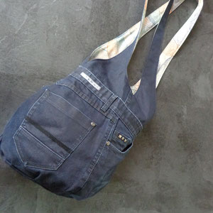 Modell 2: Dunkelblauer Jeansbeutel mit zarten Blätterdesign-Innenfutter. Wendebar. H/B ca 71 X 35cm.