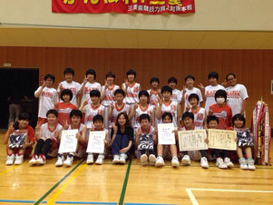 優勝校と伊藤選手(四日市市立朝明中学校:伊藤選手の母校)