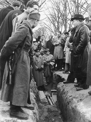 Sowjetische Offiziere und Vertreter der westlichen Presse am US-Spionagetunnel 1956 (Foto: Bundesarchiv)