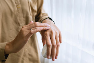 Meditare in modo informale durante le attività quotidiane, come la cura di sè. Scena di self care con la crema mani