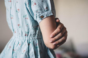 Meditare in modo informale durante le attività quotidiane, come la cura di sè. Scena di self compassion abbracciandosi
