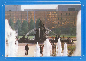 Berlin, Hauptstadt der DDR.  Begas - Brunnen und Palast der Republik