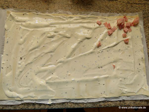 Blätterteigschnecken: Creme Fraiche auf dem Blätterteig verteilen