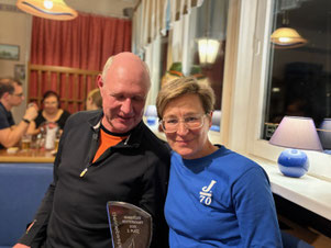 3. Platz Beiersdorf, Übergabe des Pokals an Bernd Sievers und Claudia Gerwien am 12.11.25
