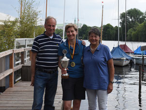 Die Gewinnerin des Lady's Cup Claudia Gerwin (BDF, Mitte) mit Alexandra Junker und Kai Callesen vom BSV