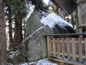 昔話の舞台の「立石神社」の岩