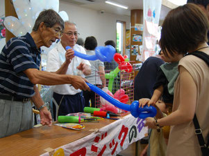 バルーンアートの様子