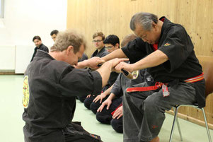 Kara-Ho Grandmaster Sam Kuoha überreicht Sensesi Uli den verdienten Gurt