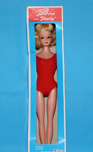 66 Petra sold also in this plain box with cellophane window, Year unknown. Photo by https://petraplasty.blogspot.com/