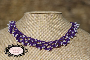 Collier tour de cou hypoallergénique crocheté à la main en coton violet et perles de rocailles blanches