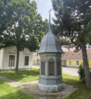 Turmspitze des ehemaligen Amtsgebäude in Stadlau. Foto: © Andreas Brixler