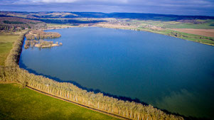 Même endroit en fin d'hiver, le lac est remplie. La première île est entourée d'eau.