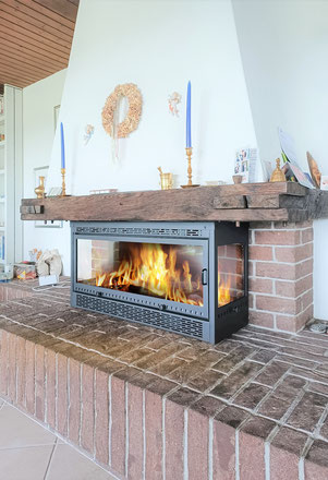 Rénovation de cheminée STAFFIERI: Avec une cassette de chauffage de cheminée sur mesure, une cheminée à foyer ouvert devient une cheminée à air chaud fermée et efficace.