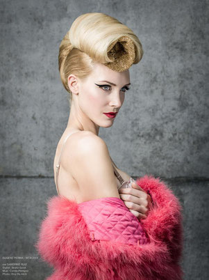 Shooting photo, portrait, coiffure, chignon banane, cheveux blond, maquilleuse professionnelle Toulouse, Carole PETRIGNO, maquillage, eye liner pin-up noir autocollant, stickers, bouche rouge, rouge à lèvres rouge