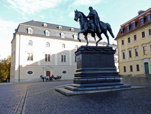 Herzogin-Anna-Amalia-Bibliothek mit Reiterstandbild von Carl August