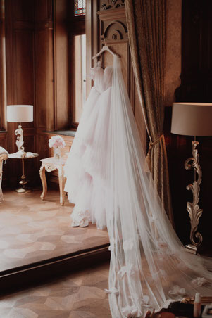 Brautkleid Getting Ready Schloss Liser Hochzeitsfotografie Südpfalz