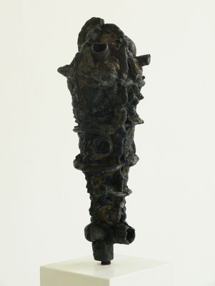 zeitgenössische Skulptur von Andreas Jonak, zylindrische Form in schwarz mit organischen zerklüfteten Oberflächen, Arterien und Adern an der Oberfläche