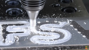 Pour souder pour la démo au passage on a une pièce usinée avec trois lettres creusées dans 15 mm d'aluminium et on a les trois lettres elles aussi en alu qui viennent s'emboîter dans leur empreinte et qui font 2 mm d'épaisseur