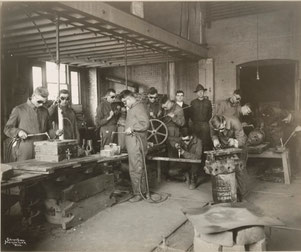 Colleges and Universities - West Virginia University - Section of class in oxy-acetylene welding, 3D detachment, West Virginia University, 1918, 165-WW 124B17.