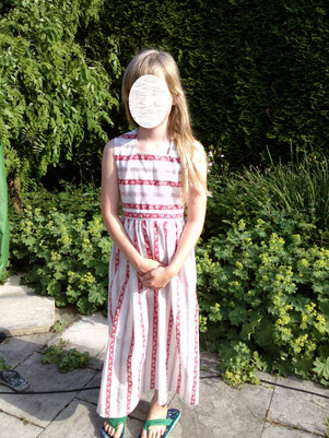 Probekleid aus (neuer) Bettwäsche genäht - wir findens super!