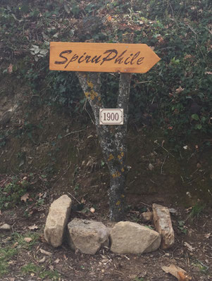 Panneau SpiruPhile à l'entrée de la propriété