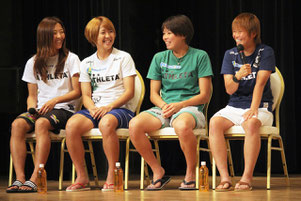 なでしこジャパンのトークショーが開催された。(左から)大儀見優季選手、永里亜紗乃選手、熊谷紗希選手、田中明日菜選手=12日夜、ホテル日航八重山