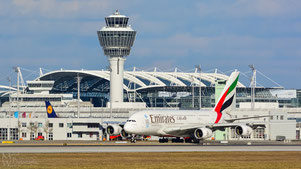 Airbus A380 von Emirates vor dem Münchner Tower
