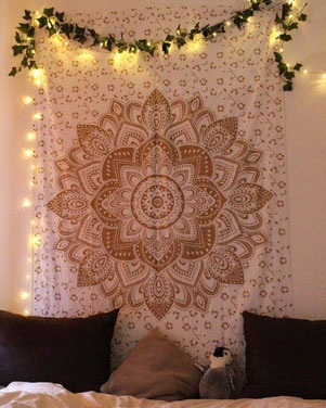 Goldener Lotus Wandbehang mit Lichterketten von Karmandala