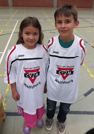 CVJM-Maskottchen Sophia (links) und Matheus mit neuen T-Shirts