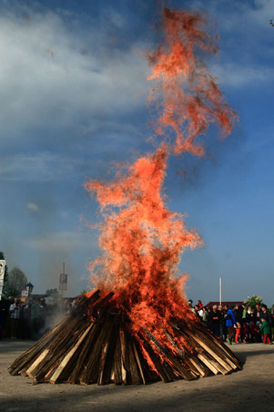 Das Holz, aus dem hier die Flammen des Gartenstadt-Osterfeuers schlagen, wartet bereits ein halbes Jahr darauf, Hunderte Besucher zu erwärmen. Foto: GSW/oeg