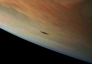Abb. 8: Amalthea wirft einen Schatten auf Jupiter und verursacht eine Sonnenfinsternis. Das Phänomen wurde von der Sonde Juno am 1. Oktober 2017 aus 3.858 Kilometern Entfernung zu Jupiter, aufgenommen.