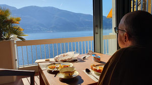 Auf dem Balkon beim Frühstück mit Sicht auf den Lago Maggiore