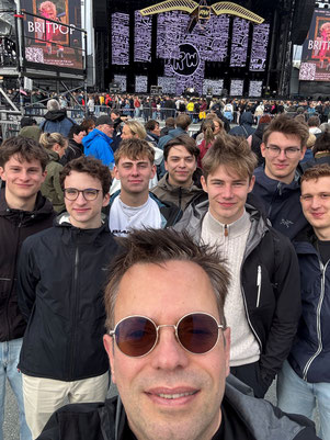 Mentor Dom Lukas mit den alten und neuen Bergen-Freiwilligen. (Foto: Dom Lukas)