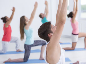 Eine Gruppe von fünf Menschen macht Rücken-Yoga/Slow-Yoga. Bild Photographee.eu/Fotolia