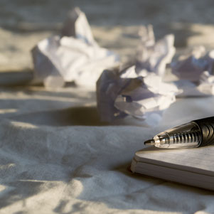 Texte schreiben lassen kann entlasten und Zeit sparen - Zerknülltes Papier