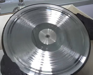 Matrize (eine Pressform) zur Herstellung von Schallplatten.