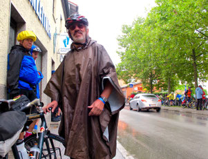 regensicher eingepackt ging es auf die Strasse